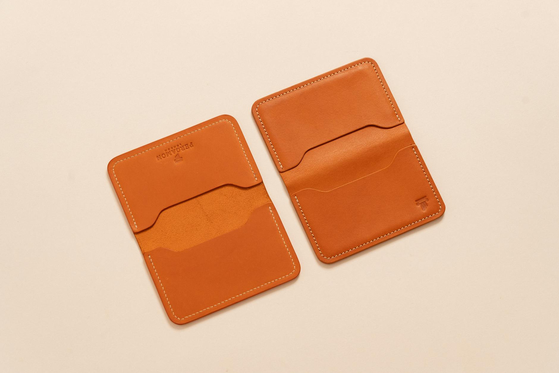Porta-cartões artesanal em couro caramelo