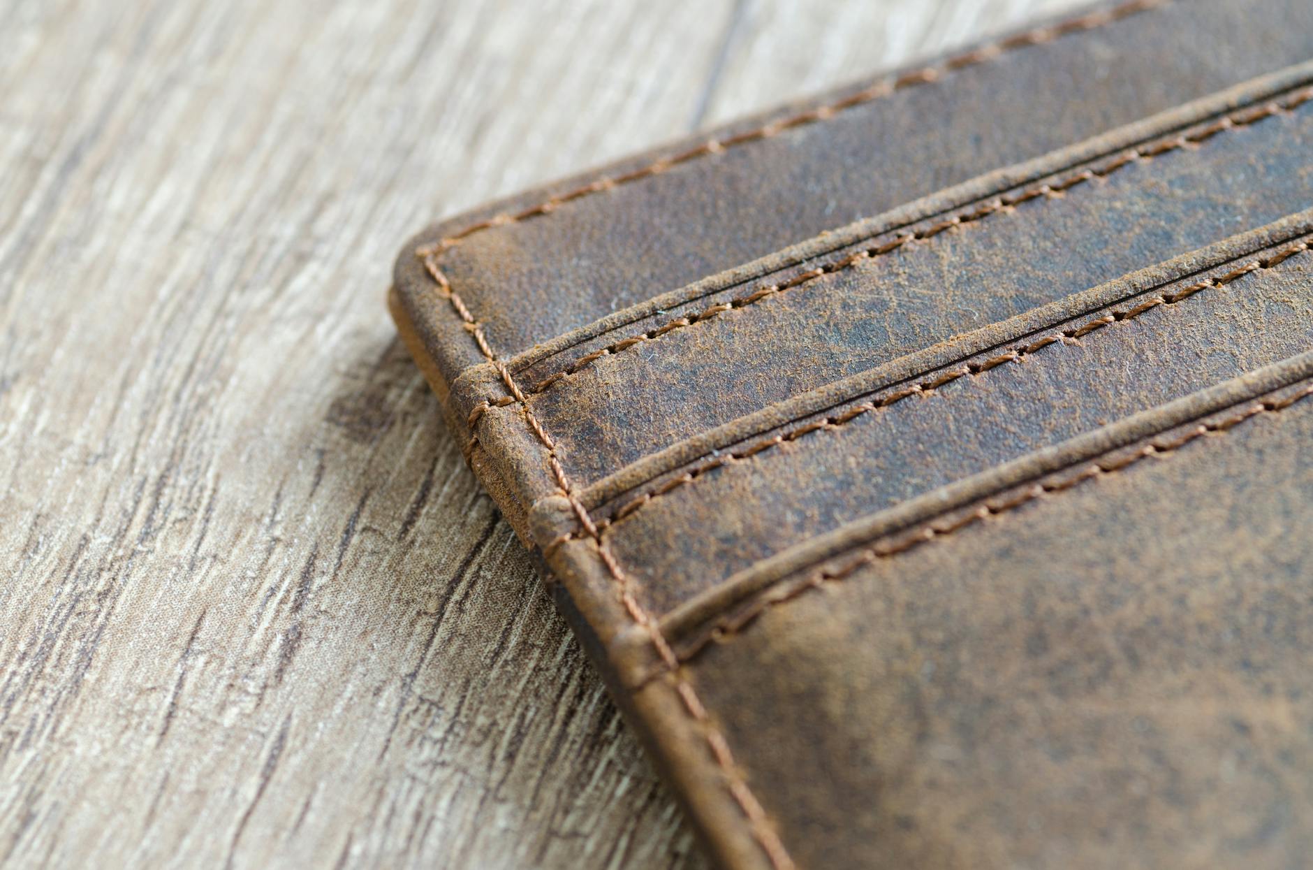 Detalhe da costura manual em couro